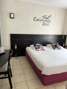 Postel nebo postele na pokoji v ubytování hôtel Le Synaya