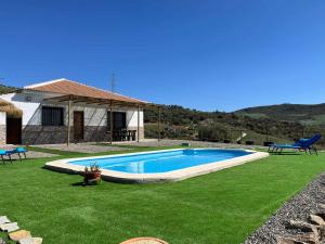 een zwembad in de tuin van een huis bij Mirador de Shilpa y Sonal in Valle de Abdalagís
