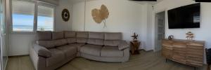 sala de estar con sofá y TV de pantalla plana en HERMOSO PISO EN EL RINCÓN DE LA VICTORIA, en Rincón de la Victoria