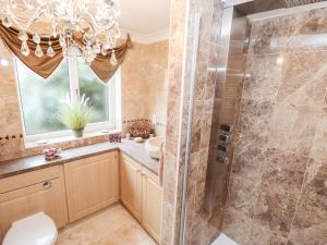 een badkamer met een douche en een wastafel bij Tawny Owl Cottage in Louth +25 foto's