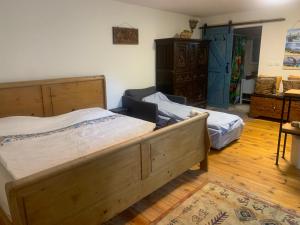 1 dormitorio con cama de madera y vestidor en פינה קסומה בהר en Lotem