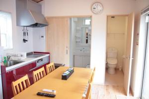 cocina con mesa, lavamanos y aseo en BATH B / Vacation STAY 54888, en Beppu