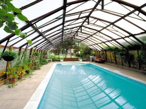 una piscina cubierta con techo de cristal en Railway Carriage Two - E5601 en Wetheringsett