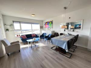 Posezení v ubytování Modern 2 bedroom apartment in Kópavogur