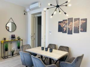 布達佩斯的住宿－Podmaniczky Deluxe Apartment，一间带桌椅的用餐室