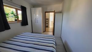 una camera da letto con un letto a righe blu e bianche di Pärnu Tulbi a Pärnu