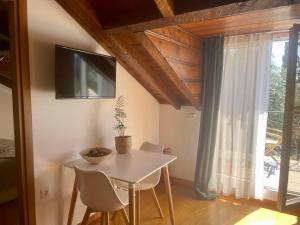 A television and/or entertainment centre at Eleni's Guesthouse