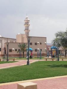 un poste de luz en un parque con parque infantil en 3 Bedroom Apartment en Makkah