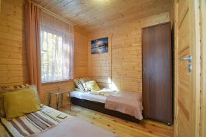 a small room with a bed and a window at Domek Letniskowy Paweł in Pogorzelica