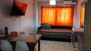 1 dormitorio con cama, mesa y ventana en Patio Olmos Flores en Córdoba