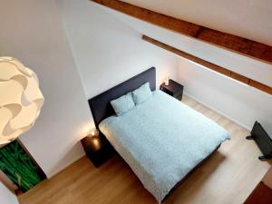 een slaapkamer met een bed en twee nachtkastjes bij House 45 in Oostende