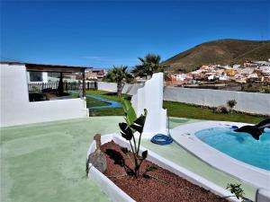 una villa con piscina e un resort di Finca-Las Mariposas - Sol a Los Silos