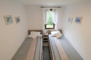 3 camas en una habitación con ventana en APP Mirjam - Savudrija, Umag, en Savudrija 31 fotos más