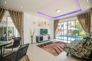 Televiisor ja/või meelelahutuskeskus majutusasutuses Alexander j Bophut