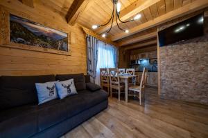 Χώρος καθιστικού στο Domki Gawra z Jacuzzi