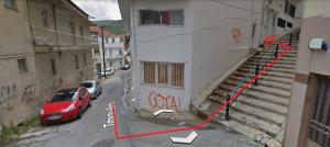 un coche rojo estacionado frente a un edificio en Urban Apartment Kastoria, en Kastoria