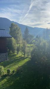 widok na pole z drzewami i dom w obiekcie Three bedroom Apartment, Samoens, Grand Massif w mieście Samoëns