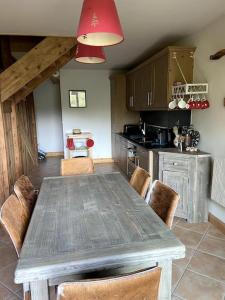kuchnia z drewnianym stołem i krzesłami w kuchni w obiekcie Three bedroom Apartment, Samoens, Grand Massif w mieście Samoëns
