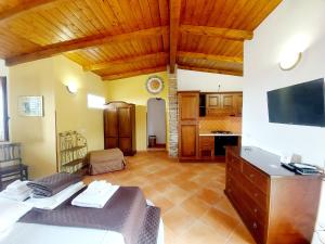 sala de estar amplia con cama y cocina en Parco Esmeralda - Family Residence e Breakfast en Marina di Camerota