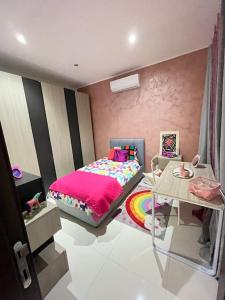 um quarto com uma cama e uma mesa em Duplex Maisonette with roof em Fgura