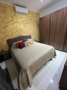 1 dormitorio con 1 cama en una habitación con pared en Duplex Maisonette with roof en Fgura