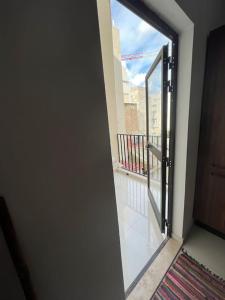 una puerta abierta a un balcón con vistas en Duplex Maisonette with roof, en Fgura