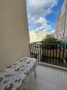 balcón con cama y vistas a la ciudad en Duplex Maisonette with roof, en Fgura