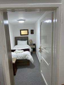 Postel nebo postele na pokoji v ubytování Petra Pass Hostel