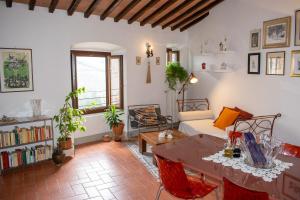 a living room with a couch and a table at Bonaventura in Greve in Chianti