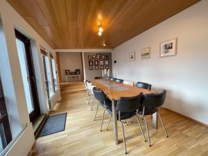 une salle de conférence avec une grande table et des chaises dans l'établissement Cosy and family friendly house in Reykjavik centrally located in Laugardalur, à Reykjavik