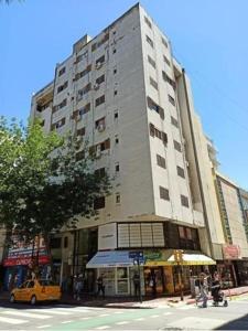 un edificio alto en la esquina de una calle de la ciudad en Patio Olmos Flores en Córdoba