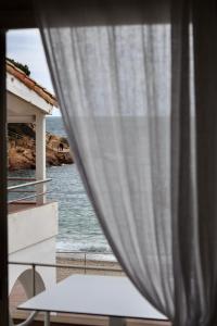 una ventana con vistas al océano en Hotel Sa Tuna, en Begur
