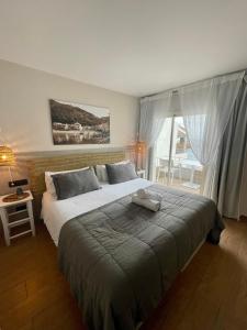- une chambre avec un lit avec un animal rembourré dans l'établissement Hotel Sa Tuna, à Begur