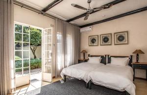 Una cama o camas en una habitación de Graskop Hotel