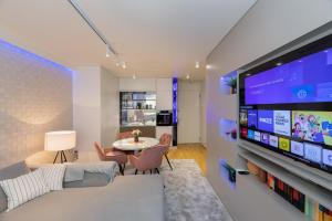 een woonkamer met een grote flatscreen-tv bij Liberty in Zagreb