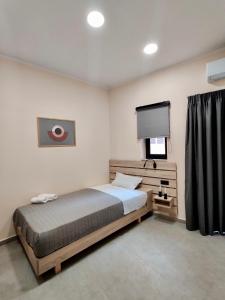 Ένα ή περισσότερα κρεβάτια σε δωμάτιο στο Ενοικιαζόμενα Δωμάτια Μίνος