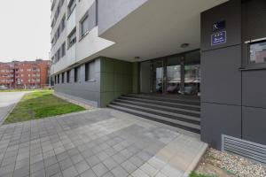 een gebouw met een trap voor een gebouw bij Liberty in Zagreb