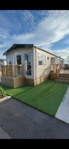 Casa pequeña con porche y patio de hierba en Serendipity Holiday Home not for use by contractors en Penrith