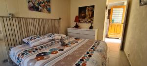 une chambre avec un lit avec des oreillers dessus dans l'établissement Au bout du lac d'Annecy, à Doussard