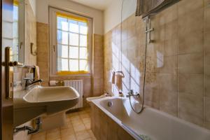 Oliveto LarioにあるMary Rose Apartmentsのバスルーム(シンク、バスタブ、シンク付) +43枚の写真