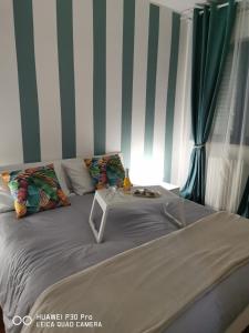 - un lit avec une table dans une chambre dans l'établissement Dimora OltreMare, à Bari