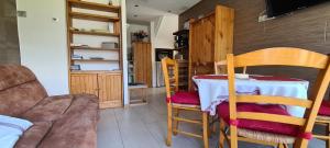 - une cuisine avec une table et des chaises dans la chambre dans l'établissement Au bout du lac d'Annecy, à Doussard
