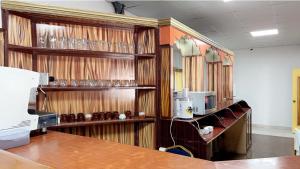 ヌアディブにあるHOTEL NAKHILの木製の壁と棚(ガラス付)が備わる客室です。