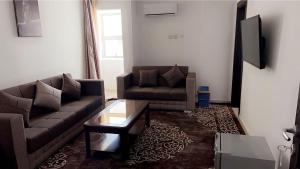 un soggiorno con 2 divani e un tavolino da caffè di HOTEL NAKHIL a Nouadhibou