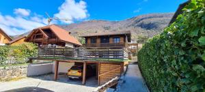 une maison avec une voiture garée dans le garage dans l'établissement Au bout du lac d'Annecy, à Doussard