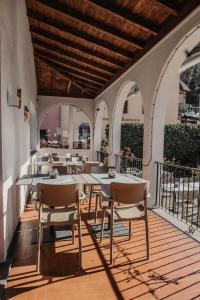 ein Restaurant mit Tischen und Stühlen auf einer Terrasse in der Unterkunft Albergo Ristorante Al Portico in Gerra