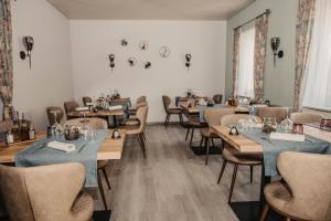 ein Restaurant mit Holztischen und -stühlen und ein Zimmer in der Unterkunft Albergo Ristorante Al Portico in Gerra