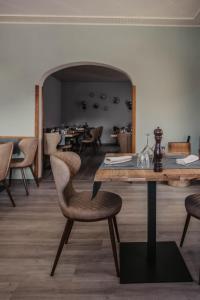 Gerra的住宿－Albergo Ristorante Al Portico，一间带木桌和椅子的用餐室