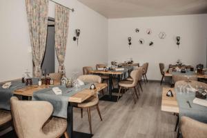 Ein Restaurant oder anderes Speiselokal in der Unterkunft Albergo Ristorante Al Portico 