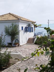 Fotografia z galérie ubytovania Villa Panorama Michalis Haikos two minutes walk to the beach Peroulia v destinácii Kómboi